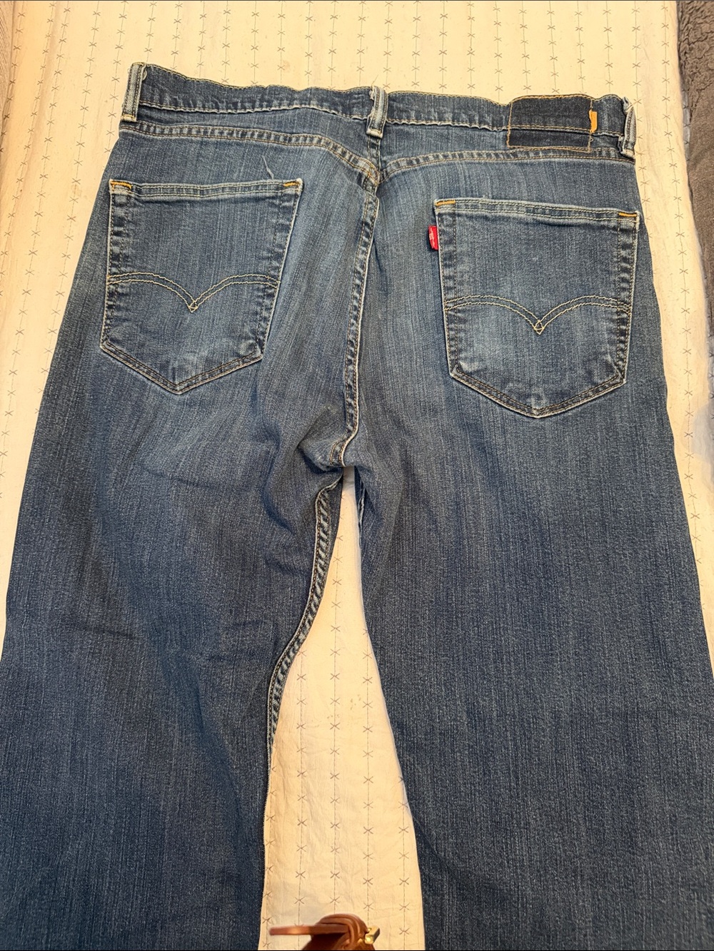 Levi's Men's Relaxed Jeans in Medium Blue Wash - Picture 4 of 5